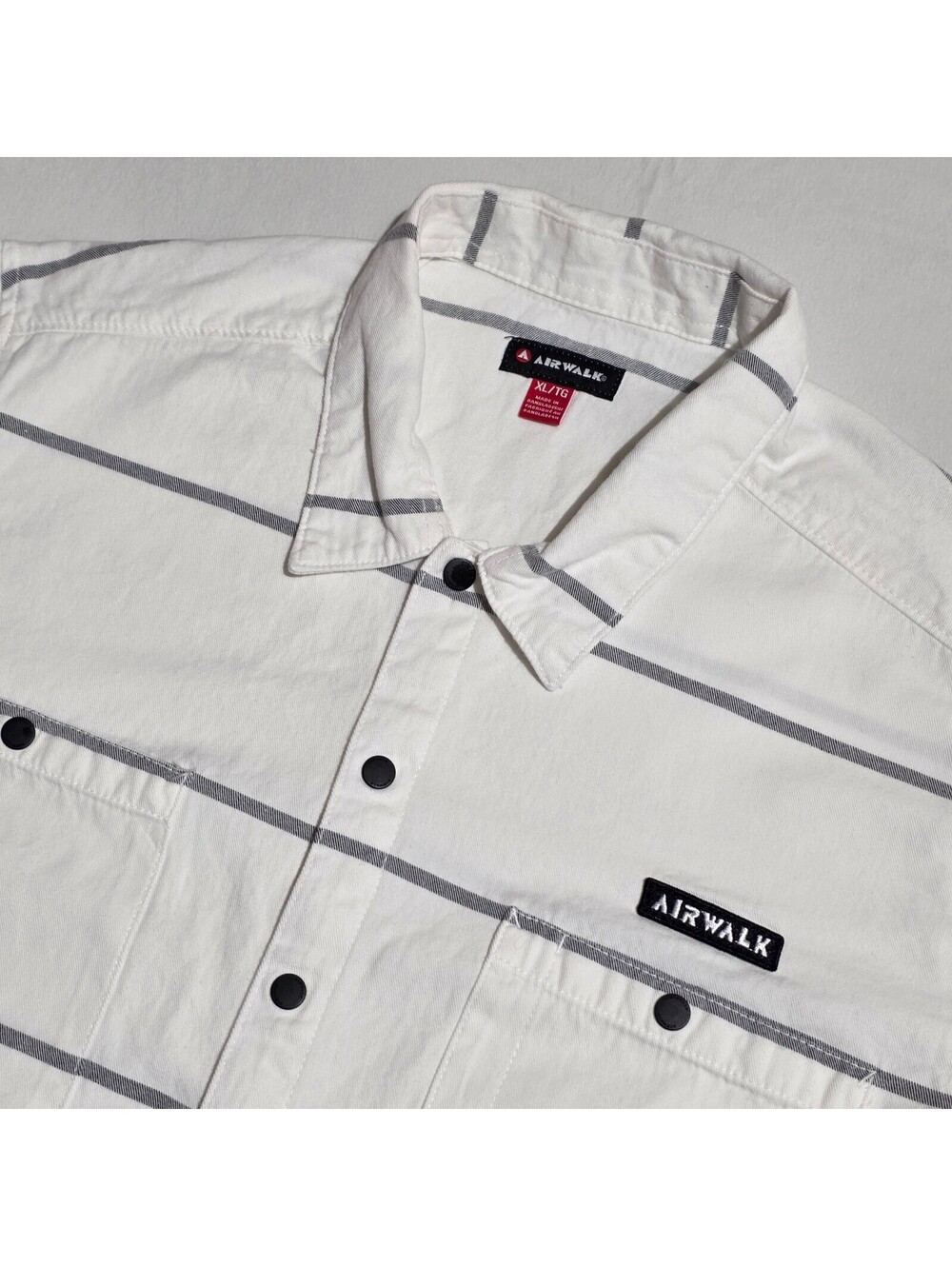 Airwalk Men's XL White Short Sleeve Button-Up Shirt with Gray Stripes skater